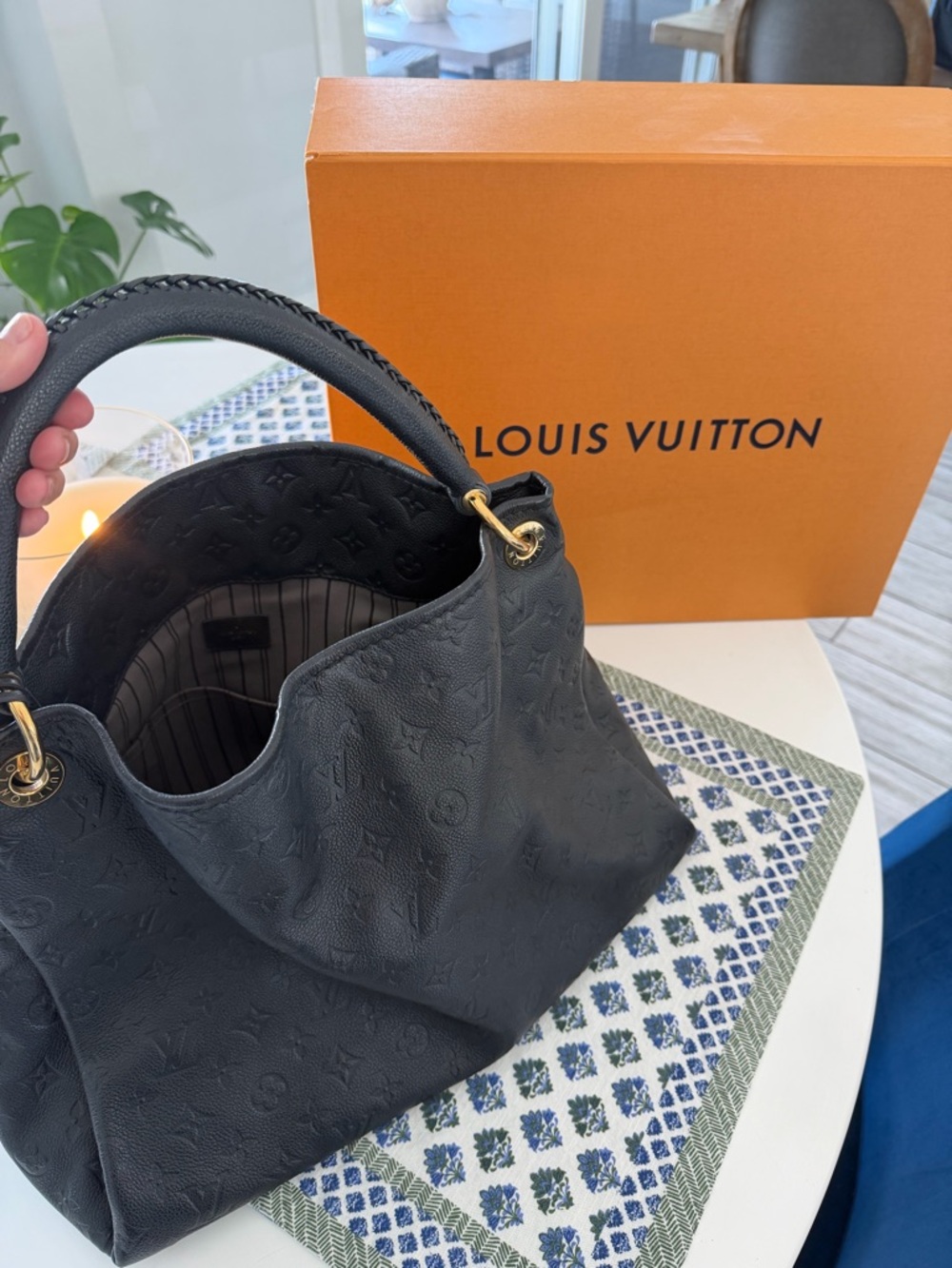 AUTHENTIC Louis Vuitton Artsy in Black Empreinte WITH BOX AND DUST BAG